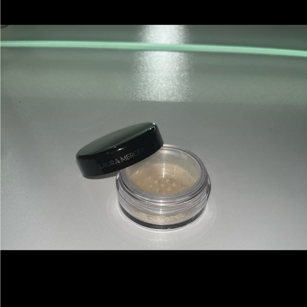 Laura Mercier Translucent Loose Setting Powder - Picture 2 of 3